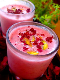 रोज़ ड्राईफ्रूट्स लस्सी(rose dryfruits lassi recipe in hindi) रेसिपी मुख्य फोटो