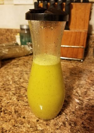 A picture of Lemon Pepper dressing.
