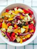 Insalata estiva alle erbe aromatiche