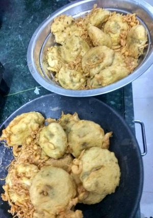 बटाटा वड़ा लहसुन की चटनी के साथ (Batata Vada with Garlic Chutney recipe in hindi) रेसिपी मुख्य फोटो