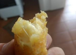 Foto de Bolinho de macaxeira com queijo minas e pimentinha de cheiro