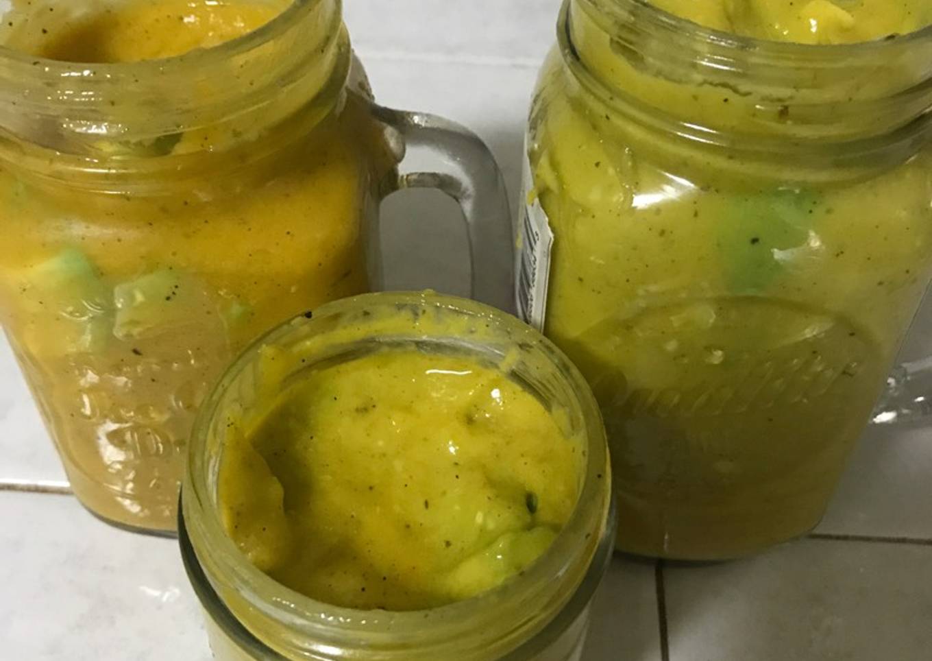 Salsa de mango con habanero y aguacate