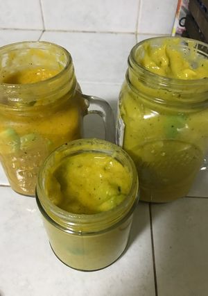 Una foto de Salsa de mango con habanero y aguacate