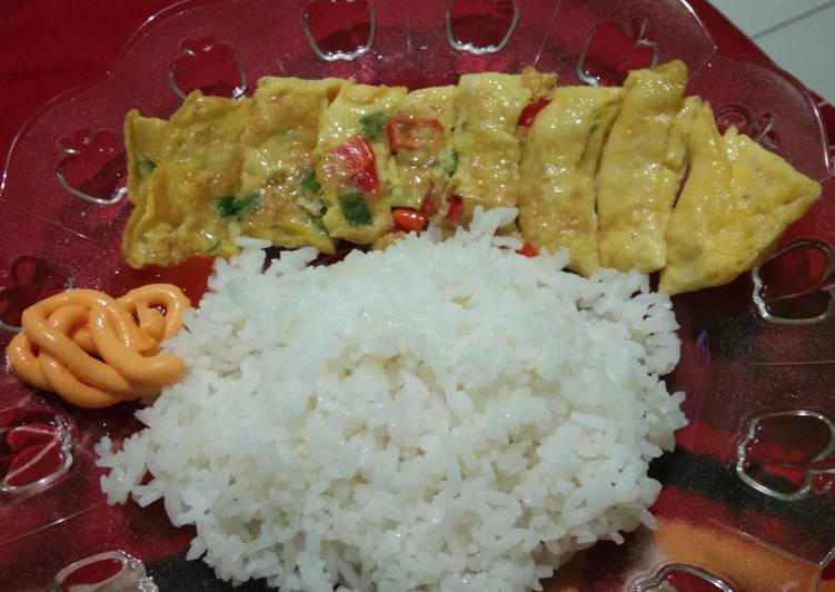 Nasi telur dadar gulung