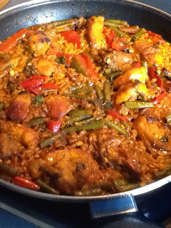 Una foto de Paella de arroz integral, conejo y verduras