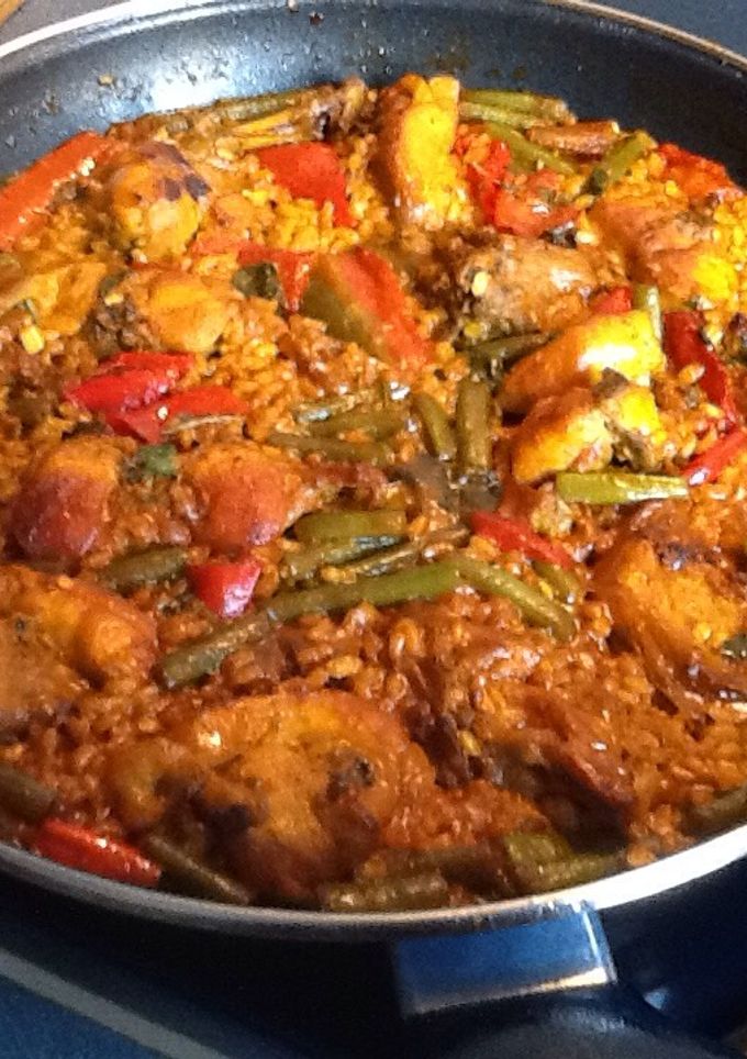 Una foto de Paella de arroz integral, conejo y verduras