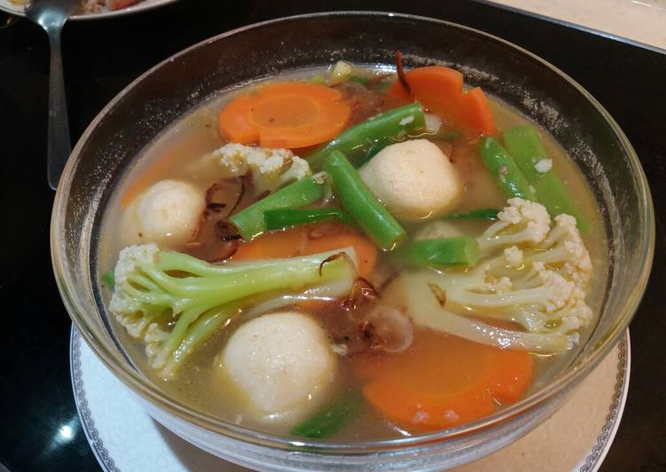 Bagaimana Menyiapkan Sup sayur bakso ikan, Lezat