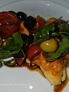 Una foto de Solomillo de pollo, con ensalada de cherry