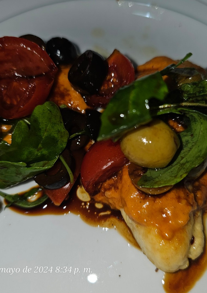 Una foto de Solomillo de pollo, con ensalada de cherry