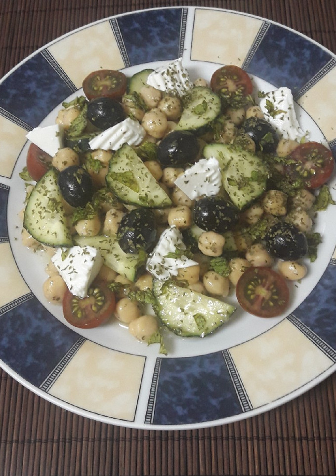 Una foto de Ensalada de garbanzos al estilo griego