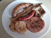 Una foto de parrillada de pollo