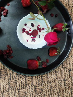 स्ट्रॉबेरी फ्रूट क्रीम (Strawberry fruit cream recepie in hindi) रेसिपी मुख्य फोटो