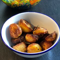 A picture of Rosemary and garlic roasted potatoes 🥔.