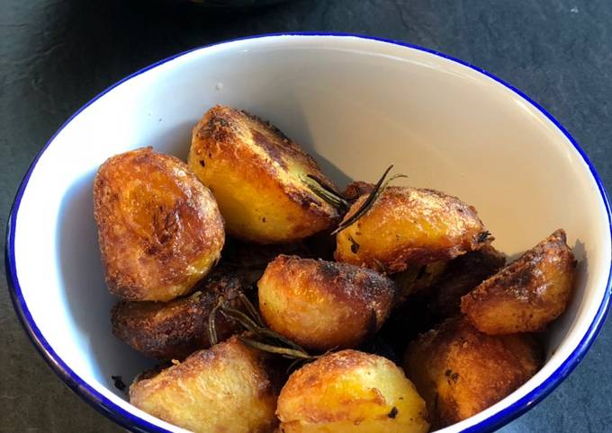 Steps to Prepare Award-winning Rosemary and garlic roasted potatoes 🥔