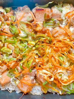 Una foto de Salmón al horno estilo asiático