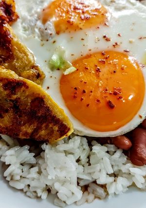 Una foto de ZARAGOZAS Con🍳Huevo y Plátano Maduro...!🍛