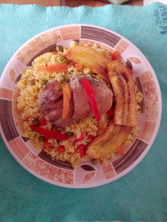 Una foto de Arroz con pollo y plátano frito