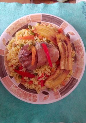 Una foto de Arroz con pollo y plátano frito