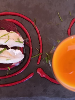 Una foto de Boquerones en vinagre, salmorejo de remolacha y gazpacho de 🍅