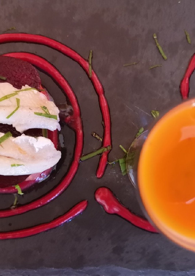Una foto de Boquerones en vinagre, salmorejo de remolacha y gazpacho de 🍅