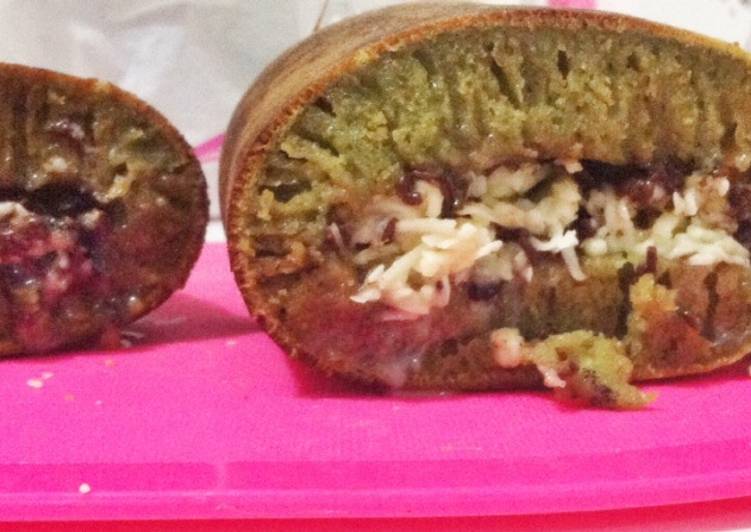 Martabak manis greentea toping coklat keju dan oreo white coklat... Enyoyyyy endes