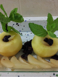 Una foto de Manzanas rellenas de peras y pasas en almíbar