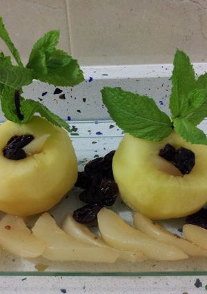 Una foto de Manzanas rellenas de peras y pasas en almíbar