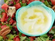 Una foto de ensalada de fresa pepino