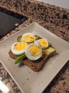 Una foto de Tosta de pan integral con huevo y aguacate
