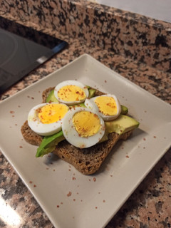 Una foto de Tosta de pan integral con huevo y aguacate