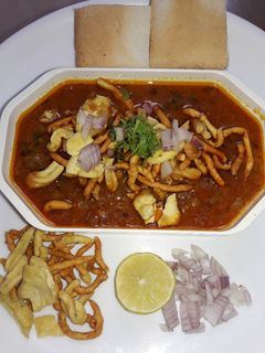 कोल्हापुरी  मिसल रेसिपी मुख्य फोटो