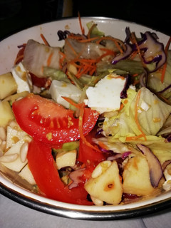 Una foto de Ensalada tropical muy completa, 😘 #mi recetario