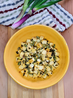 Una foto de Tofu al verdeo 🌱 Salteado de tofu marinado con cebolla de verdeo 🌱