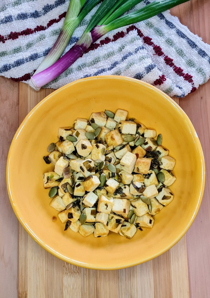 Una foto de Tofu al verdeo 🌱 Salteado de tofu marinado con cebolla de verdeo 🌱