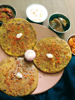 બાજરાના આચારી થેપલા (Bajra na aachari thepla recipe in gujarati) રેસીપી મુખ્ય ફોટો