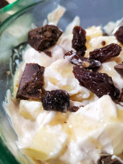 Foto principal de Postre de yogur griego y manzana con pasas