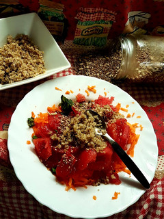 Una foto de Quinoa con ensalada fresca y semillas🌸