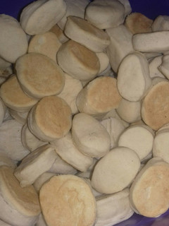 Una foto de Bizcochitos de grasa con harina leudante para el mate!!