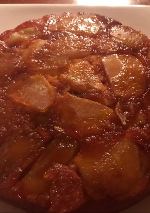 Una foto de Torta invertida de manzana. Rápida y sin manteca