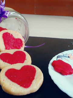 વેનીલા હાર્ટ કૂકીઝ (Vanilla Heart Cookies recipe in Gujarati) રેસીપી મુખ્ય ફોટો