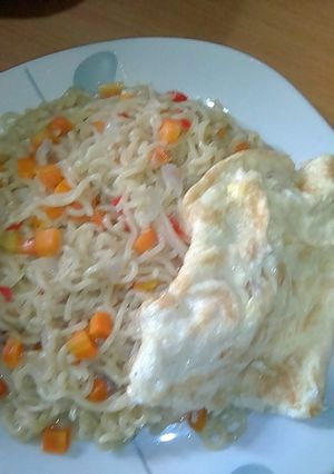 A picture of Veggy indomie with fried egg.