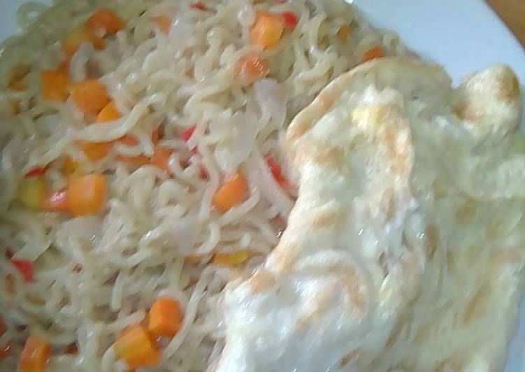 Simple Way to Prepare Quick Veggy indomie with fried egg Cooking Basics for Beginners