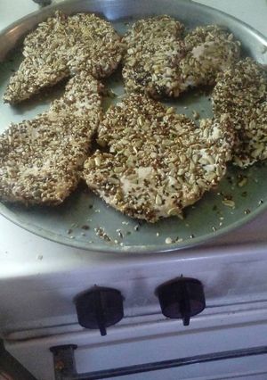 Una foto de Pollo marinado y rebozado con avena y semillas