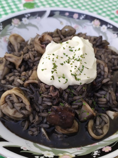 Una foto de Arroz negro con chipirones y alioli