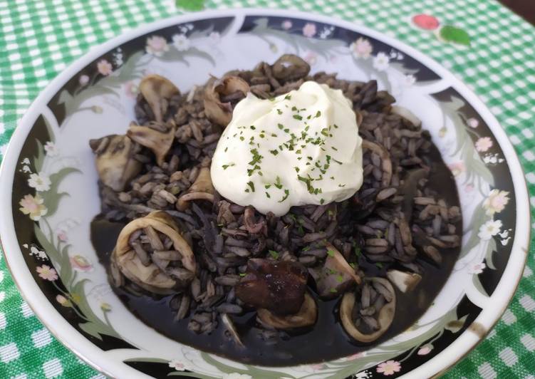Arroz negro con chipirones y alioli