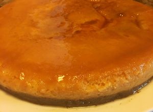 Una foto de Chocoflan / pastel imposible 🍮😋 a baño María en la estufa