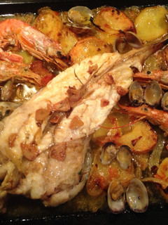 Una foto de Rape al horno con marisco