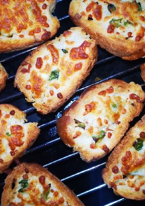 A picture of Cheese Garlic Bread.