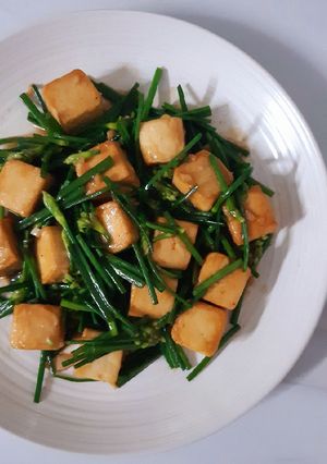 รูปของ "ผัดดอกกุยช่ายเต้าหู้ปลา"Stir Fried Garlic Chives with Fish Tofu