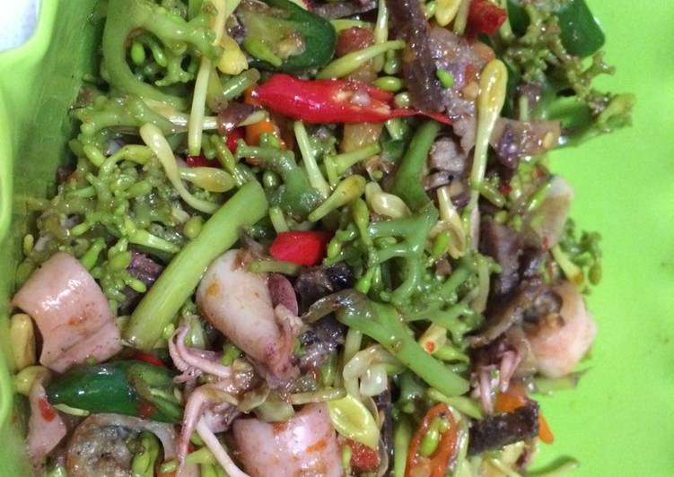 Tumis bunga pepaya &amp; cumi